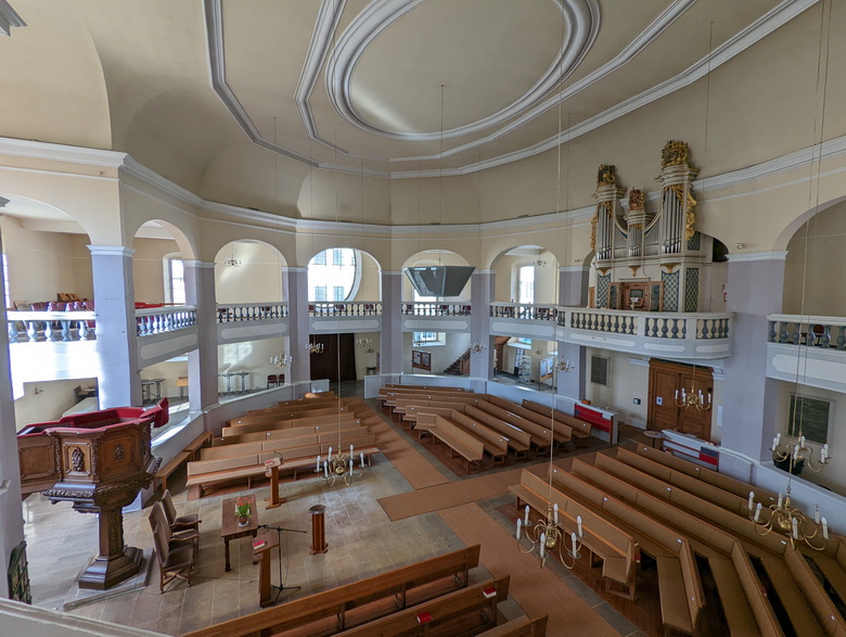 Kircheninnenraum der reformierten Kirche - Hugenottenkirche Rundbau, sich ansehen können, kein Altar, Abendmahlstisch